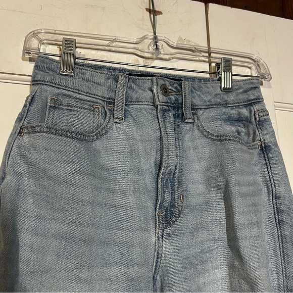 Hollister ULTRA HIGH RISE VINTAGE STRAIGHT Jeans Light Wash Size 00 W23 L25 - Picture 4 of 8